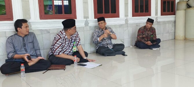Ketum Panitia MTQ ke 38 Provinsi Sumut yang juga Rektor UIN Sumut, Prof Dr Syahrin Harahap (dua dari kanan) saat rapat koordinasi panitia, Sabtu (26/3/2022).