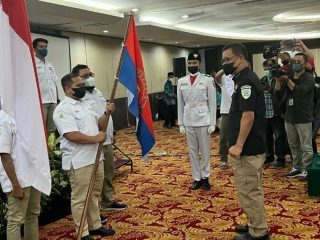Ketum PP PTMSI, Komjen Pol (Purn) Oegroseno (kanan) usai menyerahkan pataka ke pengurus Pengprov PTMSI Riau.