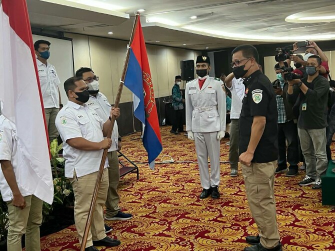 Ketum PP PTMSI, Komjen Pol (Purn) Oegroseno (kanan) usai menyerahkan pataka ke pengurus Pengprov PTMSI Riau.