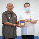Plt Bupati Langkat, Syah Afandin bersama Direktur Politeknik Pariwisata Medan, Anwari Masatip