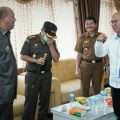 Plt Bupati Langkat, Syah Afandin bertemu dengan SEVP Manajemen Aset PTPN II, Pulung Rinandoro di Kantor Bupati Langkat, Stabat, Senin (28/3/2022).