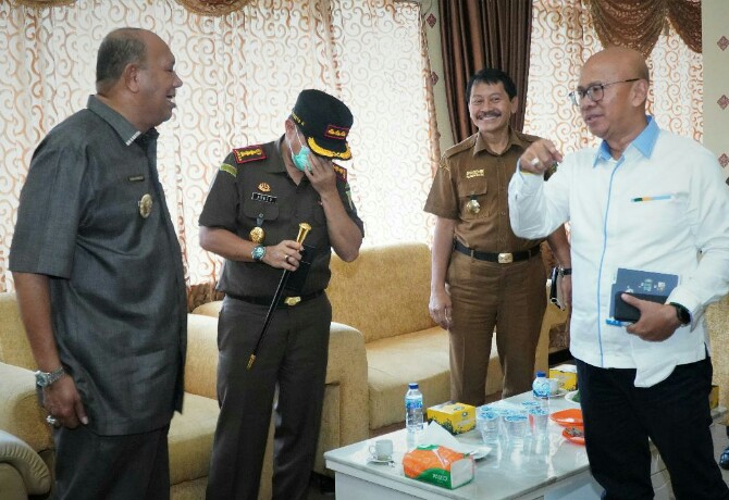 Plt Bupati Langkat, Syah Afandin bertemu dengan SEVP Manajemen Aset PTPN II, Pulung Rinandoro di Kantor Bupati Langkat, Stabat, Senin (28/3/2022).