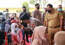 Kapoldasu bersama Wakil Walikota Medan menyapa seorang ibu yang mengikuti Vaksinasi Serentak Indonesia di Halaman Kantor Camat Medan Tembung, Selasa (29/3/2022).