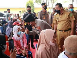 Kapoldasu bersama Wakil Walikota Medan menyapa seorang ibu yang mengikuti Vaksinasi Serentak Indonesia di Halaman Kantor Camat Medan Tembung, Selasa (29/3/2022).