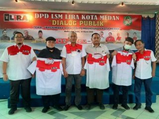 Para narasumber berfoto bersama dengan Walikota dan Sekda LIRA Medan usai acara