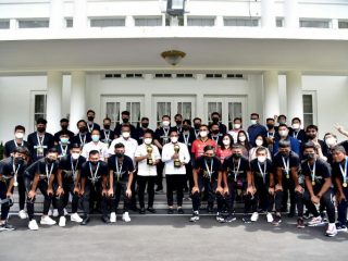 Gubernur Sumatera Utara (Sumut) Edy Rahmayadi menerima Tim Sepakbola Karo United yang berhasil meraih Juara Pertama Liga 3 Indonesia di Rumah Jabatan Gubernur Sumut, Jalan Sudirman Medan, Kamis (31/3/2022). (kaldera/diskominfo)