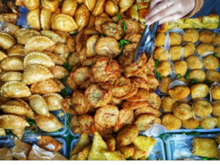 Ramadan semakin dekat dan menjadi ladang rezeki buat banyak orang. Sebagian Mereka mencoba peruntungan dengan membuka usaha baru saat Ramadan. Bulan suci ini menjadi momen yang cocok untuk membuka usaha kuliner.