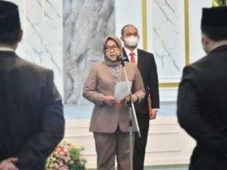 Para penyidik Komisi Pemberantasan Korupsi (KPK) melakukan operasi tangkap tangan (OTT) terhadap Bupati Bogor Ade Munawaroh Yasin atau Ade Yasin dan beberapa pihak dari Badan Pemeriksa Keuangan (BPK) Perwakilan Jawa Barat.