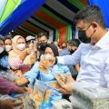 Walikota Medan, Bobby Nasution saat bersama para pelaku UMKM di kawasan Medan Utara
