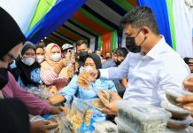 Walikota Medan, Bobby Nasution saat bersama para pelaku UMKM di kawasan Medan Utara