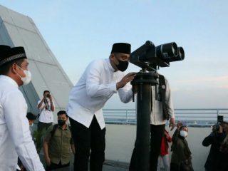Walikota Medan, Bobby Nasution saat memantau rukiyatul hilal di Laboratorium UMSU, Jumat (1/4/2022)