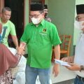 Bendahara DPC PPP Medan, Zulham Nasution, saat menyerahkan santunan sambut Ramadhan ke masyarakat.