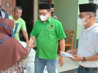 Bendahara DPC PPP Medan, Zulham Nasution, saat menyerahkan santunan sambut Ramadhan ke masyarakat.