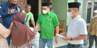 Bendahara DPC PPP Medan, Zulham Nasution, saat menyerahkan santunan sambut Ramadhan ke masyarakat.