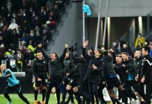 Para pemain cadangan dan official Inter Milan merayakan gol Hakan Calhanoglu di kandang Juventus