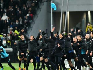 Para pemain cadangan dan official Inter Milan merayakan gol Hakan Calhanoglu di kandang Juventus
