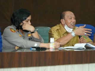 Plt Bupati Langkat, Syah Afandin saat memimpin rapat koordinasi peningkatan pencapaian vaksinasi di Kantor Bupati Langkat, Senin (4/4/2022)