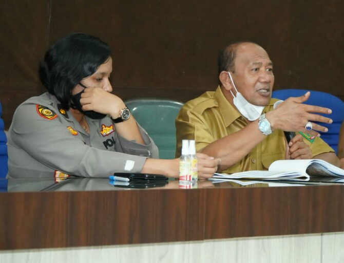 Plt Bupati Langkat, Syah Afandin saat memimpin rapat koordinasi peningkatan pencapaian vaksinasi di Kantor Bupati Langkat, Senin (4/4/2022)