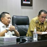 Wakil Walikota Medan, Aulia Rahman dan Direktur Pemasaran Bank Sumut Hadi saat rapat terkait aplikasi Medan Pay di Kantor Walikota Medan, Selasa (5/4/2022)
