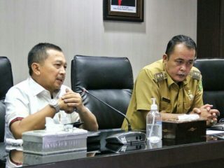 Wakil Walikota Medan, Aulia Rahman dan Direktur Pemasaran Bank Sumut Hadi saat rapat terkait aplikasi Medan Pay di Kantor Walikota Medan, Selasa (5/4/2022)