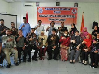 Ketua Sekolah Tinggi Ilmu Komunikasi "Pembangunan" (STIK-P) Medan, Dr H Sakhyan Asmara MSP, mengukuhkan dan melantik pejabat STIK-P periode 2021-2025 di Aula HAI kampus tersebut, Jalan SM Raja Medan, Selasa (5/4/2022).