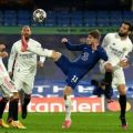 Salah satu pemain Chelsea berusaha melewati hadangan para pemain Real Madrid