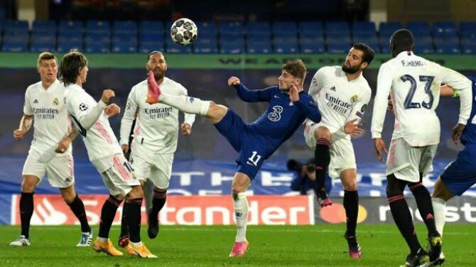 Salah satu pemain Chelsea berusaha melewati hadangan para pemain Real Madrid