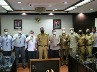Wakil Walikota Medan, Aulia Rachman berpose bersama jajaran personel Bank Sumut