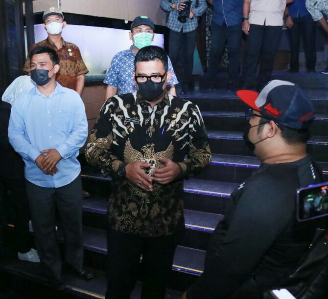 Walikota Medan, Bobby Nasution saat meninjau lokasi basement gedung eks Perisai Plaza