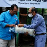 PT Indonesia Asahan Aluminium (Inalum) menyerahkan bantuan alat bantu operasional berupa jaring pancing kepada kelompok nelayan yang berada di Kabupaten Batubara, kemarin.