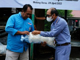 PT Indonesia Asahan Aluminium (Inalum) menyerahkan bantuan alat bantu operasional berupa jaring pancing kepada kelompok nelayan yang berada di Kabupaten Batubara, kemarin.