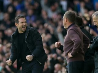 Pelatih Everton Frank Lampard menunjukkan ekspresi kegembiraan ketika timnya menang 1-0 atas MU di Goodison Park, Sabtu (9/4/2022)