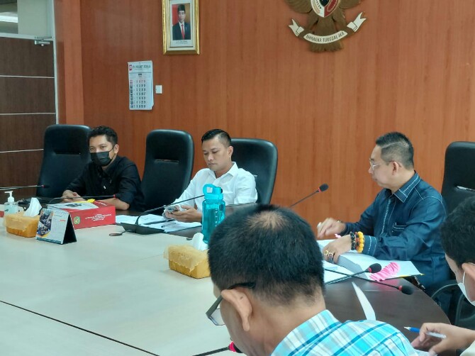 Suasana Pembahasan LKPJ Walikota Medan di Ruang Banggar DPRD Medan, Minggu (10/4/2022)