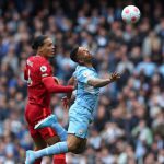 Pemain Manchester City, Gabriel Jesus berusaha dihadang pemain belakang Liverpool