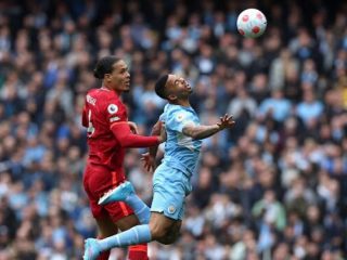Pemain Manchester City, Gabriel Jesus berusaha dihadang pemain belakang Liverpool