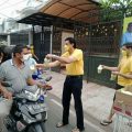 Karan Sukarno Walia keturunan India beragama Sikh asal Kota Medan, bersama keluarga kembali melaksanakan kegiatan mulia dengan membagikan ratusan makanan berbuka (iftar) untuk umat Islam yang menjalankan ibadah puasa di bulan Ramadan 1443 H.