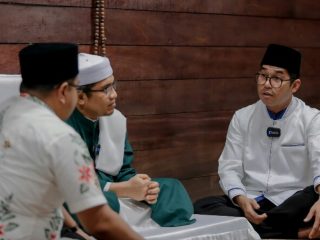 Rombongan Ketua DPD Partai Demokrat Sumatera Utara, Muhammad Lokot Nasution, memasuki kampung Besilam, Kecamatan Padang Tualang, Kabupaten Langkat, kemarin.