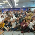 Wakil Walikota Medan, Aulia Rachman berfoto bersama dengan para fotografer Kota Medan yang mengikuti assessment kompetensi fotografi