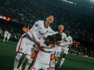 Pemain Eintracht Frankfurt merayakan kemenangan atas Barcelona di Camp Nou, dinihari tadi. Tim asal Jerman ini melaju ke semifinal Liga Europa untuk berhadapan dengan West Ham United.