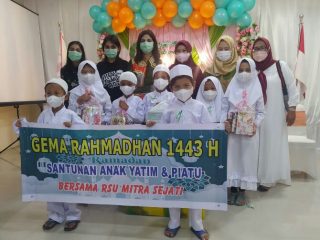 Pemilik RSU Mitra Sejati, Dimple Rani (pakai batik) berpoto bersama dengan manajemen RSU Mitra Sejati dan perwakilan anak yatim piatu