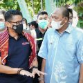 Mentri Pariwisata dan Ekonomi Kreatif, Sandiaga Uno berbincang dengan Plt Bupati Langkat, Syah Afandin saat melakukan kunjungan kerja di kabupaten tersebut