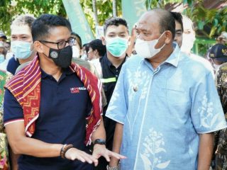 Mentri Pariwisata dan Ekonomi Kreatif, Sandiaga Uno berbincang dengan Plt Bupati Langkat, Syah Afandin saat melakukan kunjungan kerja di kabupaten tersebut