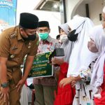 Walikota Medan, Bobby Nasution berbincang dengan anak yatim ketika saat melakukan Safari Ramadhan