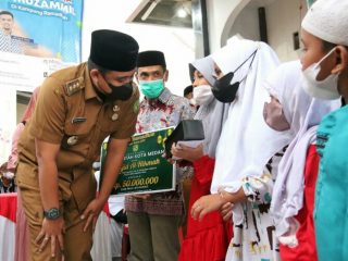 Walikota Medan, Bobby Nasution berbincang dengan anak yatim ketika saat melakukan Safari Ramadhan