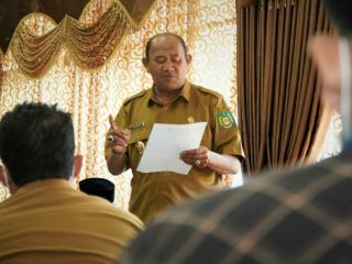 Plt Bupati Langkat, Syah Afandin saat memberikan penjelasan kepada peserta aksi yang tergabung dalam Cipayung Plus