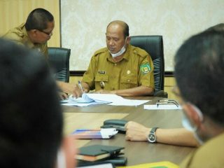 Plt Bupati Langkat saat memimpin rapat persiapan Pilkades serentak di Langkat