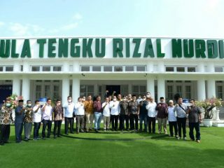 Gubernur Sumatera Utara (Sumut) Edy Rahmayadi menghadiri rapat bersama Ketua DPRD Kabupaten Padang Lawas (Palas) Irsan Bangun Harahap beserta para anggota DPRD Kabupaten Palas di Aula Tengku Rizal Nurdin Jalan Jenderal Sudirman Nomor 41 Medan, Selasa (19/4). (kaldera/kominfo)