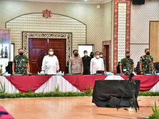 Gubernur Sumatera Utara (Sumut) Edy Rahmayadi bersama Forum Koordinasi Pimpinan Daerah (Forkopimda) Provinsi Sumut mengikuti Rapat Koordinasi (Rakor) Lintas Sektoral Persiapan Pengamanan Idulfitri 1443 H di Aula Tribrata, Markas Kepolisian Daerah Sumut, Jalan Sisingamangaraja Medan, Selasa (19/4/2022). Pada kesempatan tersebut juga dilaksanakan simulasi pelayanan mudik lebaran. (kaldera/kominfo)