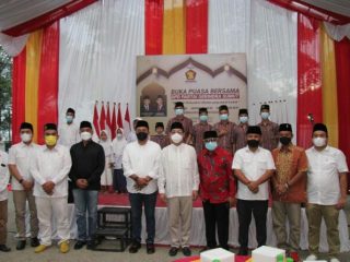 Ketua Gerindra Sumut Gus Irawan Pasaribu berfoto bersama pengurus PDI-P Sumut, Golkar Sumut dan pimpinan DPRD Sumut Fraksi Gerindra usai menyerahkan bantuan untuk anak yatim di kegiatan Buka Puasa Bersama Gerindra Sumut.