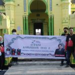 Relawan Indonesia Moeda Sumut, bagikan kain sarung ke pengurus Masjid Raya Azizi Tanjung Pura Langkat, Rabu (20/4/2022)